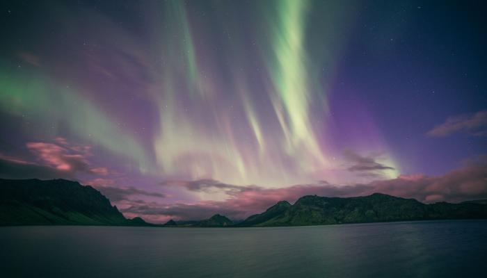 Aurora Mountains 4K Nature Wallpaper