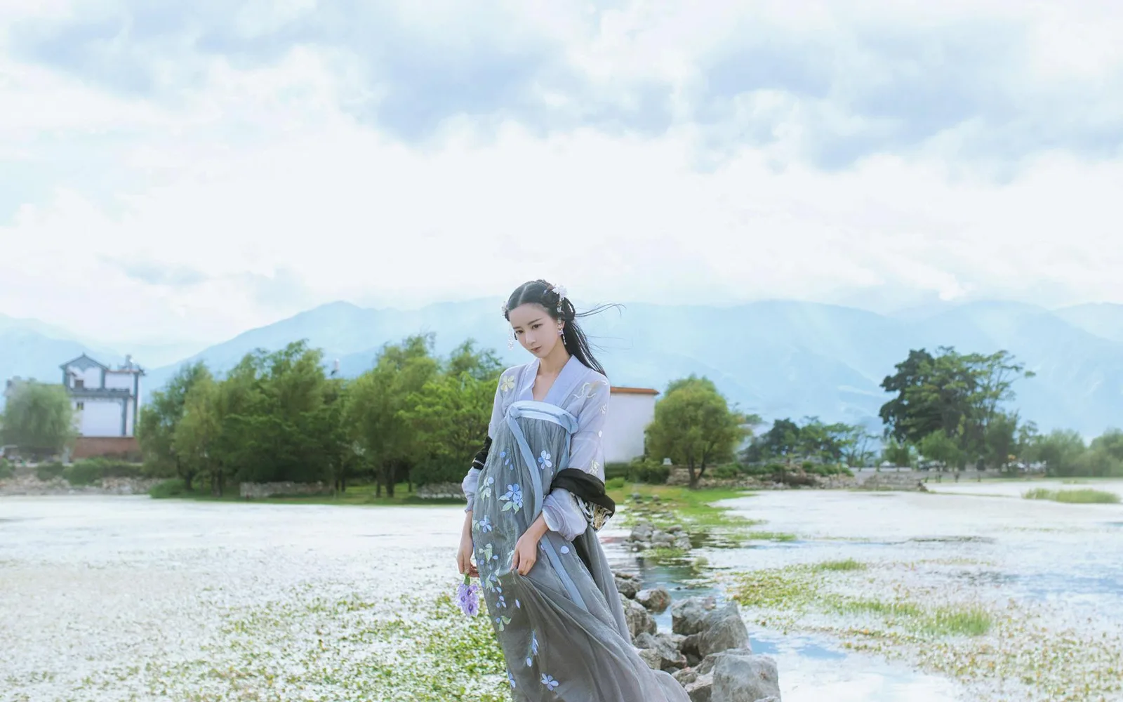 Traditional Chinese Woman HD Portrait Wallpaper