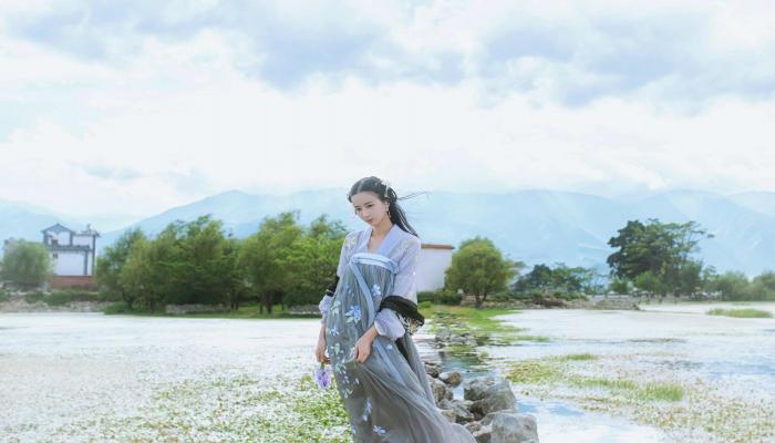 Traditional Chinese Woman HD Portrait Wallpaper