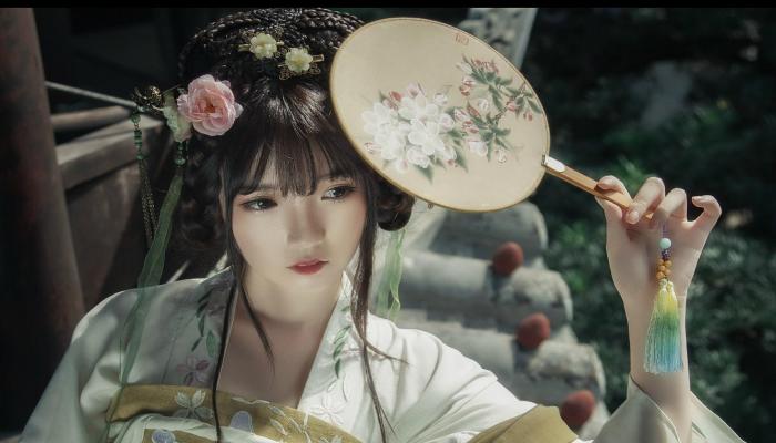 Traditional Chinese Woman HD Portrait Wallpaper