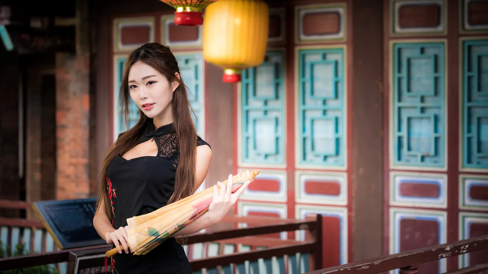 Woman Paper Umbrella Qipao 2K Portrait Wallpaper