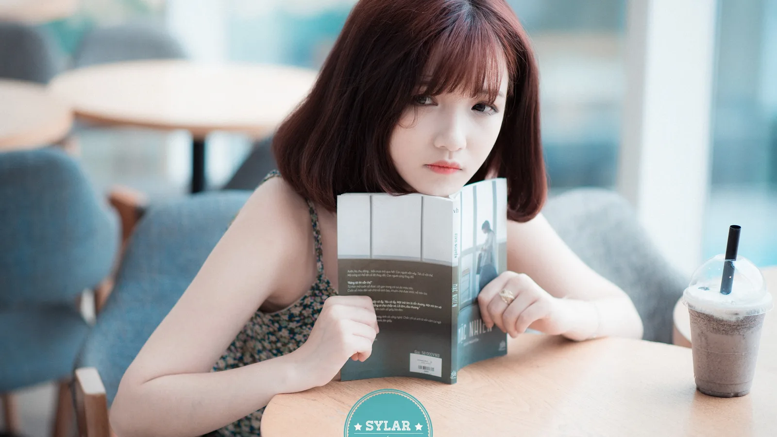 Woman Short Hair 2K Portrait Wallpaper
